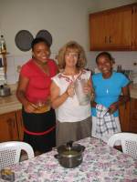 Sandra con Taína e Yudy in cucina