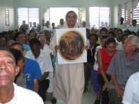 Suor Serafina porta all'altare l'immagine di Nostra Signora del Rifugio