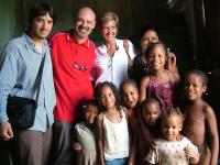 Don Franco con Riccardo e Giulia e un gruppo di dominicani
