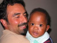 Il piccolo Francisco con Fabrizio, il suo nuovo papà