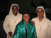 Taína con suor Modesta e suor Blessila all'atto di graduazione