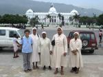 Con Madda davanti al Palazzo Presidenziale di Port-au-Prince