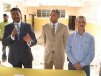 Il sindaco Jesús Félix inaugura la pavimentazione del cortile della scuola primaria