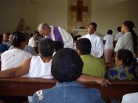 don Lorenzo con i malati che hanno partecipato alla Messa per loro dell'11 febbraio