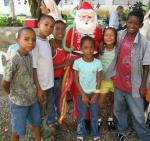 Babbo Natale in visita ai bambini del centro nutrizionale