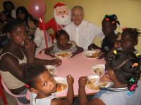 Alcuni dei bambini presenti al pranzo di Natale del Centro Nutrizionale