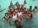 I ragazzi del nostro collegio in piscina, accompagnati da Nidia, la direttrice docente