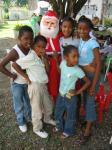 Babbo Natale accerchiato dai bambini del Centro di Denutrizione